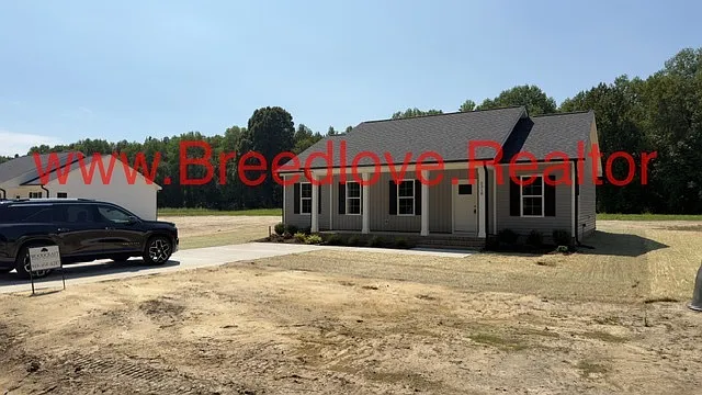 3 bed, 2.0 bath, 1370 sqft, $2,100 — Photo 1