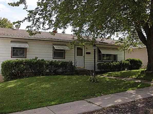 705 N Warren Ave, Freeport, IL 61032