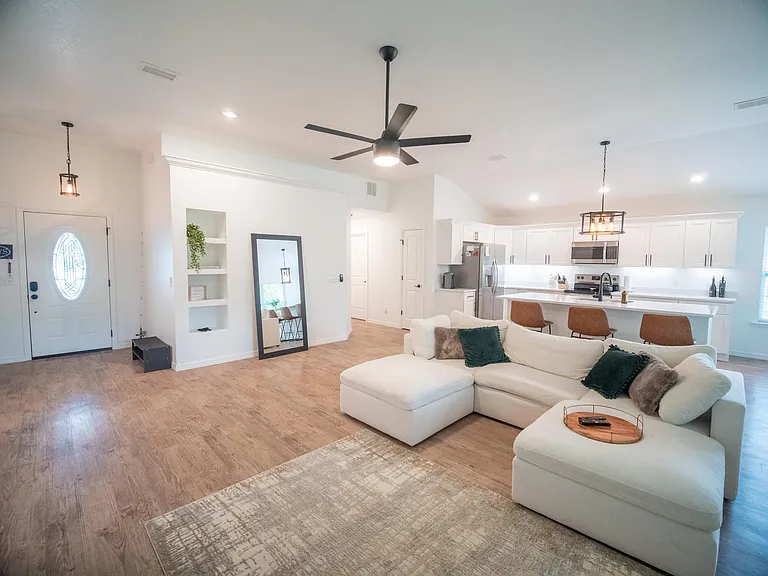 315 SE Lindale Gln — Photo 33