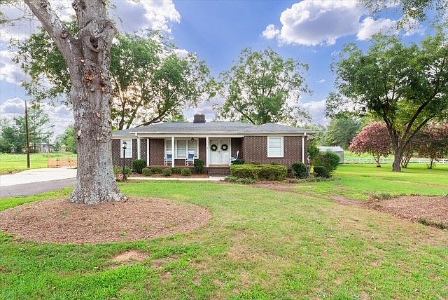 1st image of 920 Fairview Rd