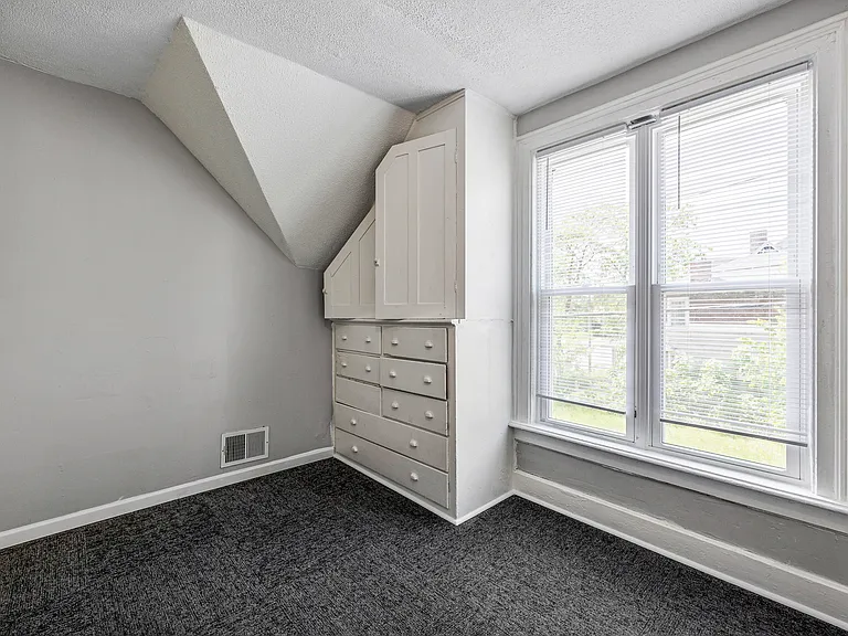 215 E South St — Photo 11
