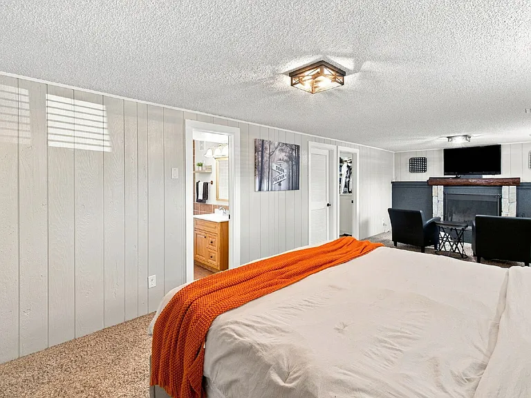 702 Squire St — Photo 23