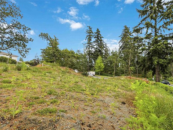 5th image of 2204 Burnside Rd W