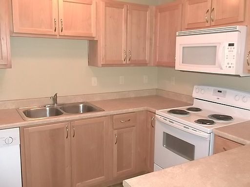 2nd image of 1890 Oak St APT 5