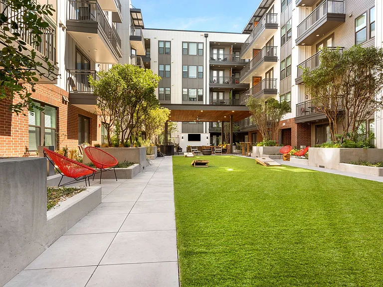 Troubadour Apartments — Photo 23