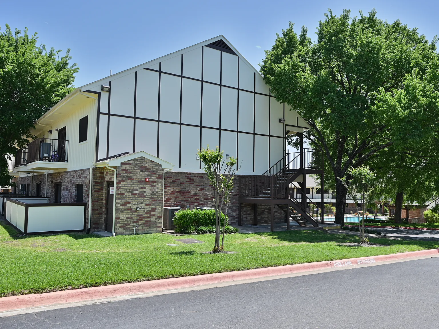 Castle Hill Apartments — Photo 4