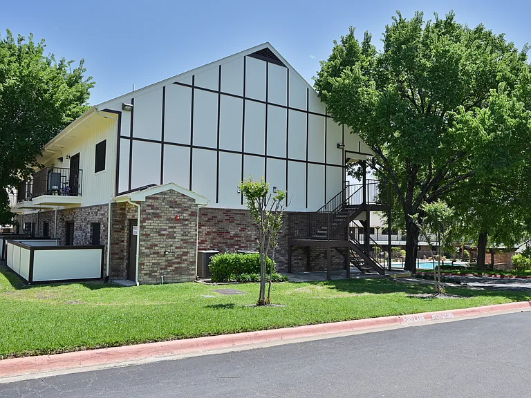 Castle Hill Apartments — Photo 4