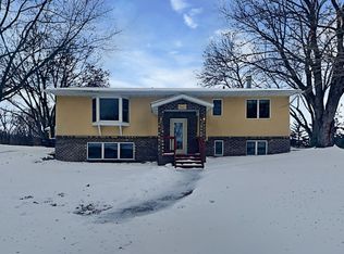 9141 Oakwood Rd, Saint Bonifacius, MN 55375