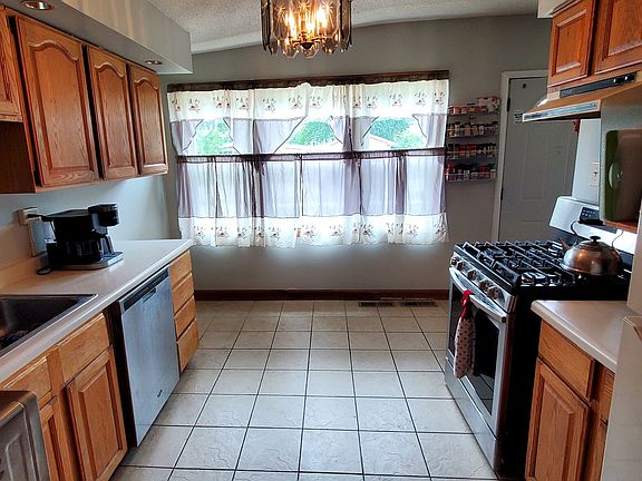 3rd image of 7900 W 98th St
