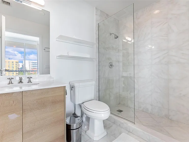 50 S Pointe Dr #701 — Photo 39