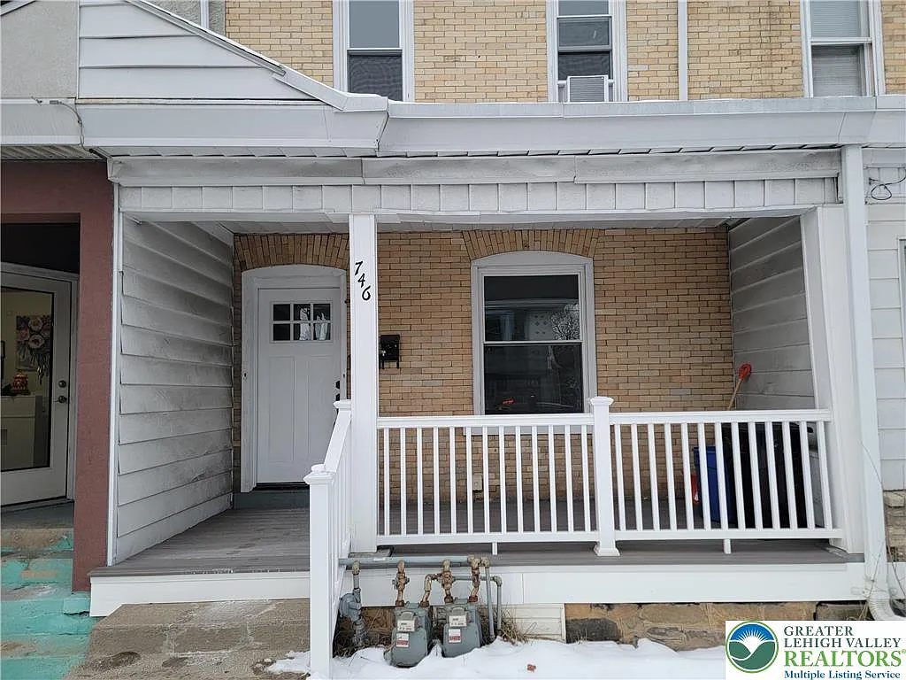 Building Photo - 746 Linden St #2