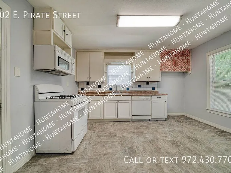 102 E Pirate St — Photo 4