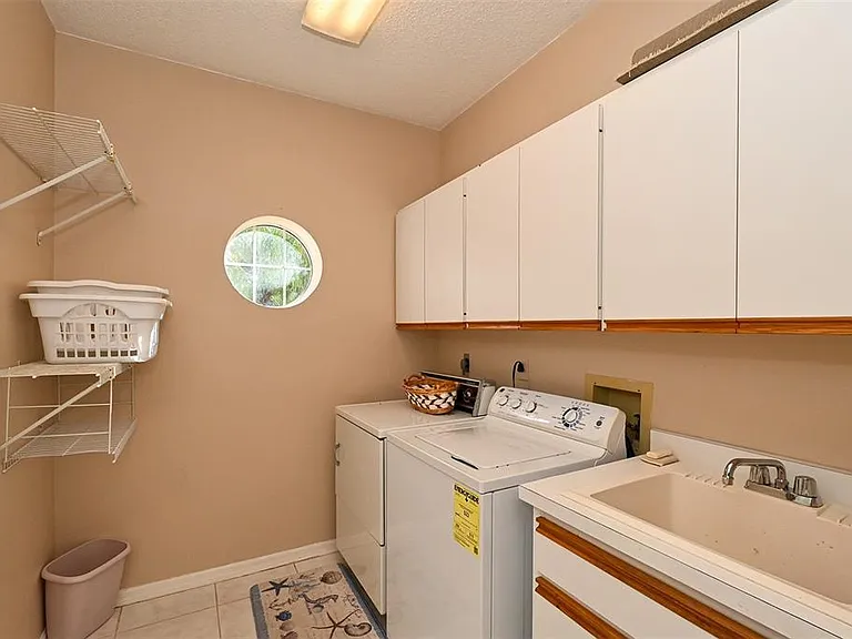 3866 Surrey Ct — Photo 40