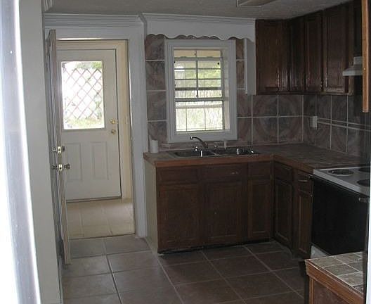 KITCHEN/LAUNDRY
