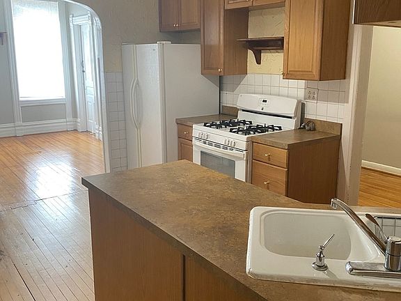 4th image of 1046 N Wood St #2F