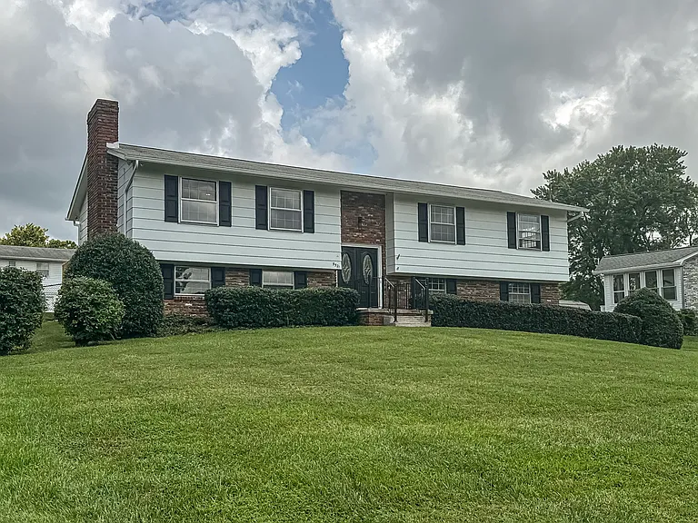 9521 Mobile Dr — Photo 1