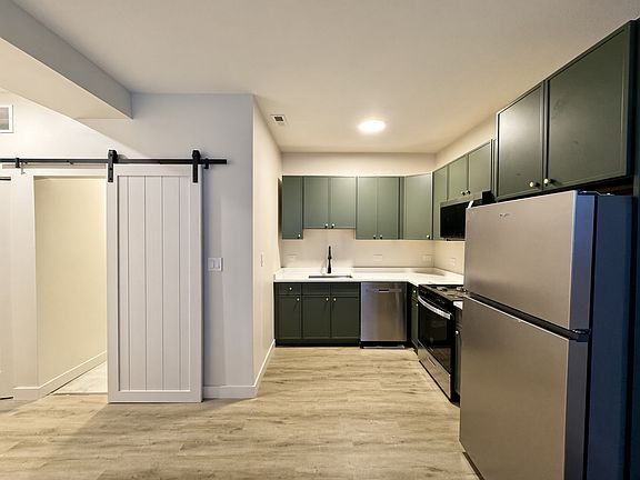 5th image of 1635 W Cornelia Ave #G