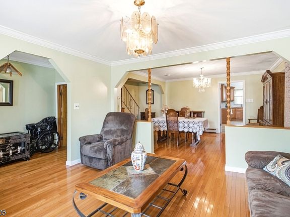 5th image of 141 Walnut St