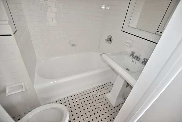 Rented by Manhattan Realty Group | media 10