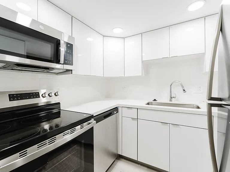 Oakland Park Villas — Photo 8