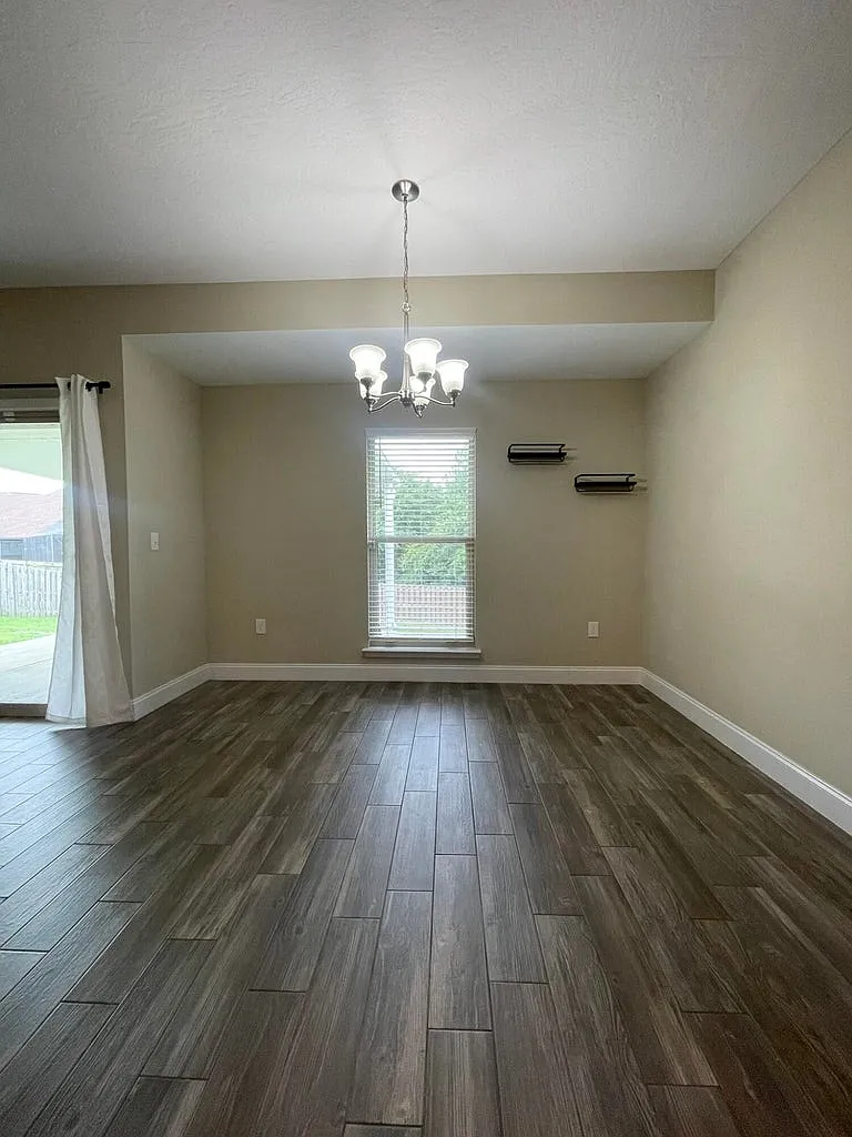 4 bed, 1664 sqft, $2,100 — Photo 3