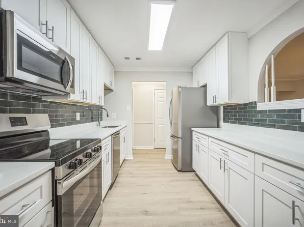 529 Florida Ave APT 202, Herndon, VA 20170