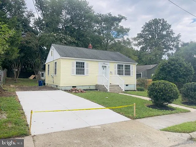 2 bed, 1.0 bath, 744 sqft, $2,500 — Photo 2