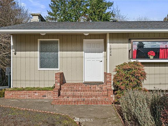 3rd image of 1226 Bayview Ave
