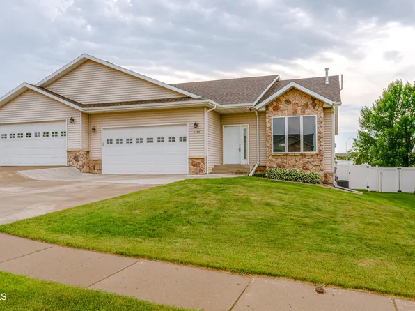 4308 Boulder Ridge Rd, Bismarck, ND 58503