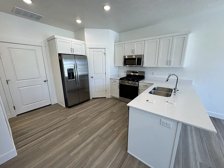 526 S 1215 W — Photo 3
