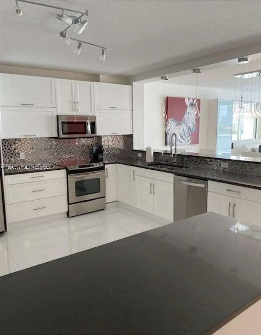 Golden Bay Club Condo — Photo 4