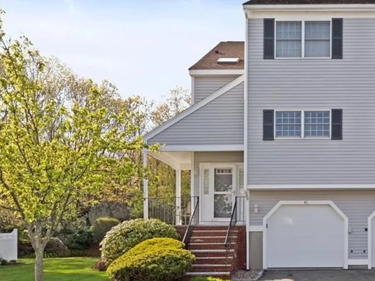 9 Indian Hill Ln — Photo 1