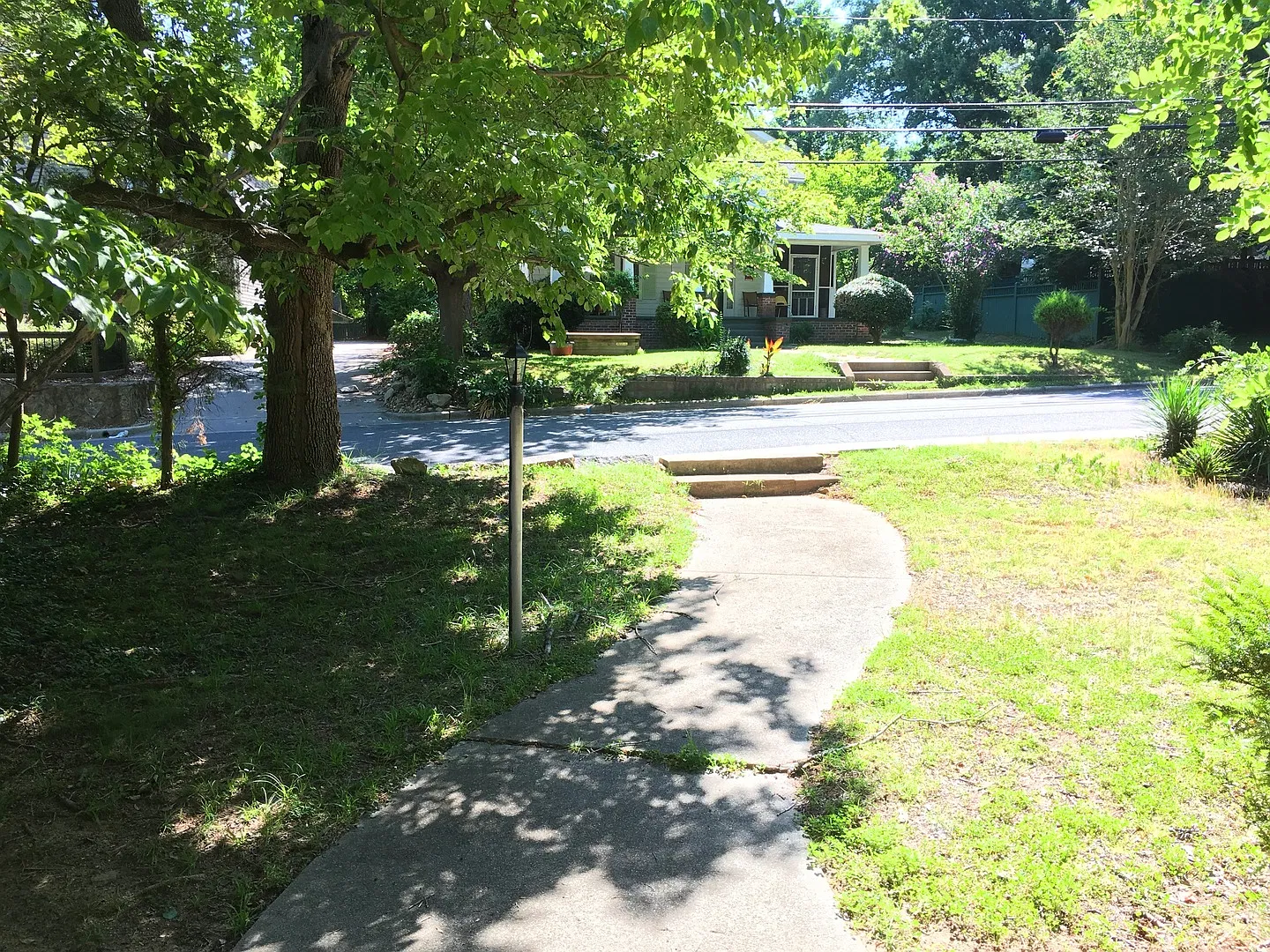 Sweet & Spacious 4br on the northside w/ parking & deck, walking distance to UNC — Photo 3