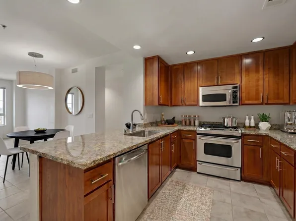423 7th St Unit 220, Oakland, CA 94607