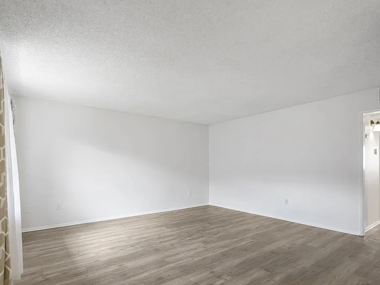Chatsworth Rent This Now — Photo 15