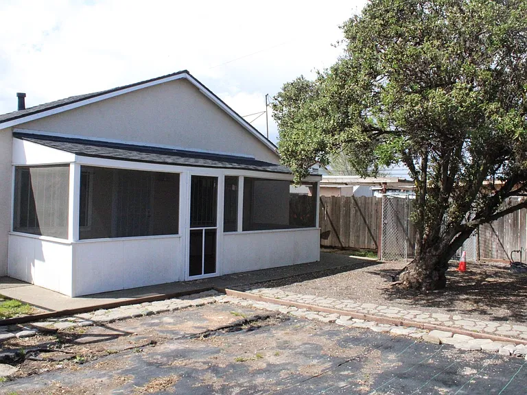 135 Poinsettia Ave — Photo 2