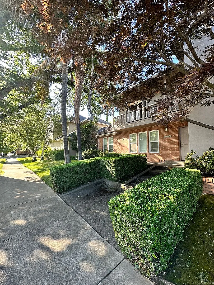 East Sacramento Stunner with built in pool! — Photo 3