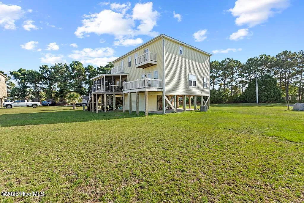 3 bed, 2.5 bath, 1372 sqft, $1,995 — Photo 2