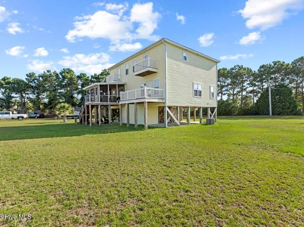220 Twin Oaks Dr #A, Hampstead, NC 28443