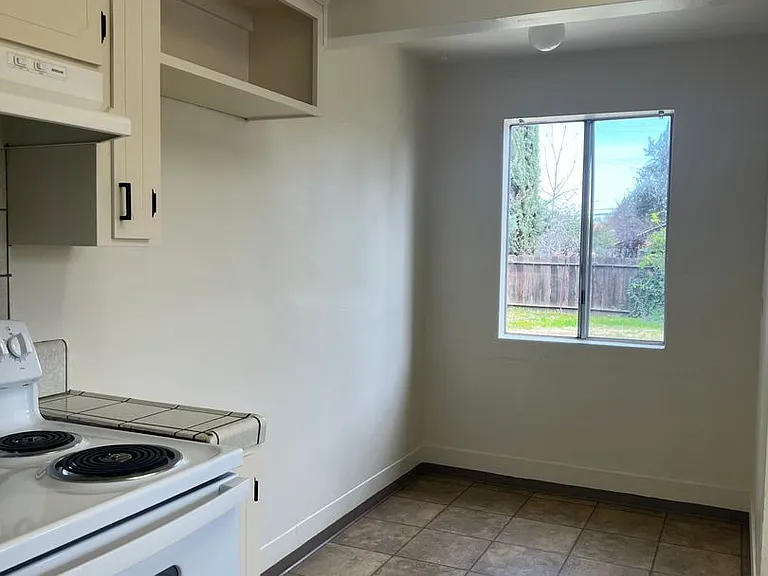 790 Sycamore Ave — Photo 5