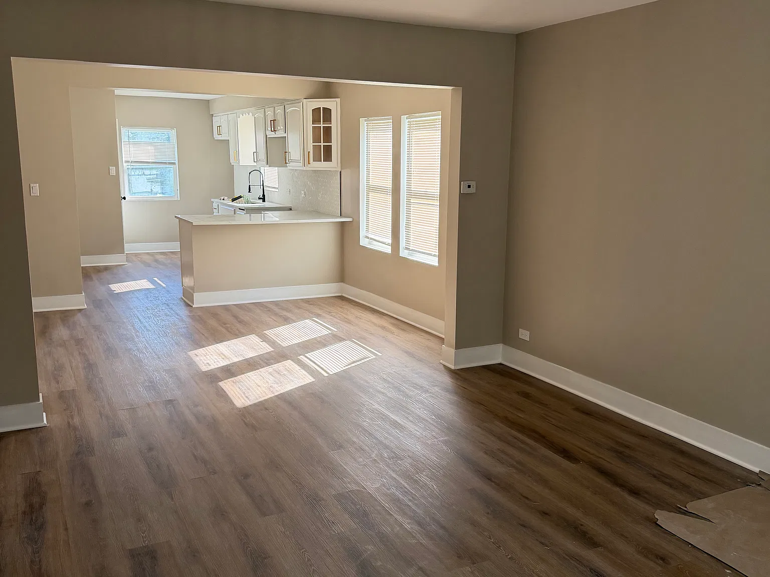 5 bed, 1004 sqft, $3,000 — Photo 2
