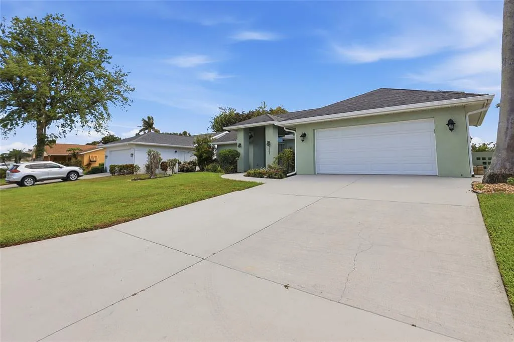 3 bed, 2.0 bath, 2311 sqft, $3,200 — Photo 3