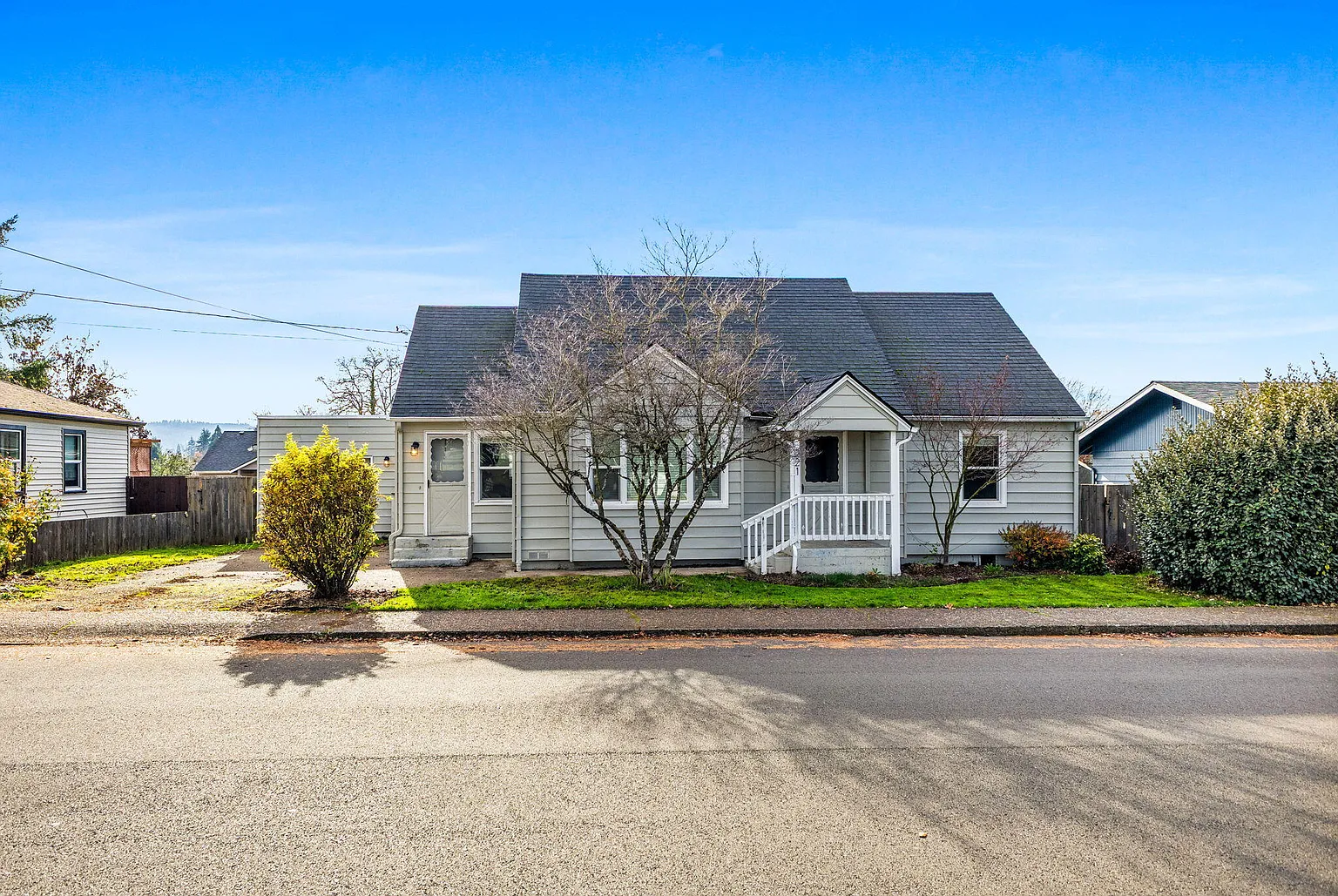 221 SW Rainbow Ave photo 1