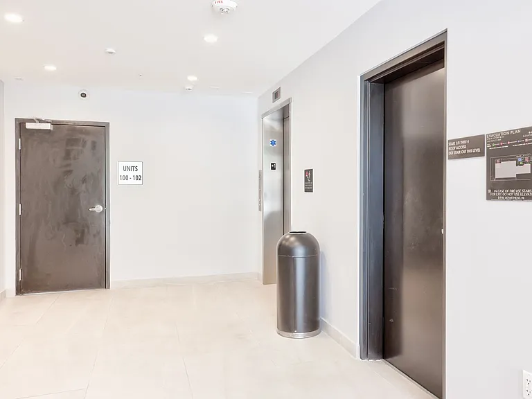 14748 Victory Blvd — Photo 18