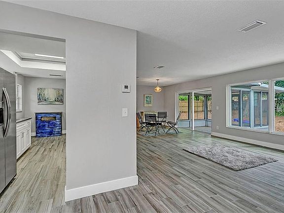 5th image of 212 Carriage Hill Dr