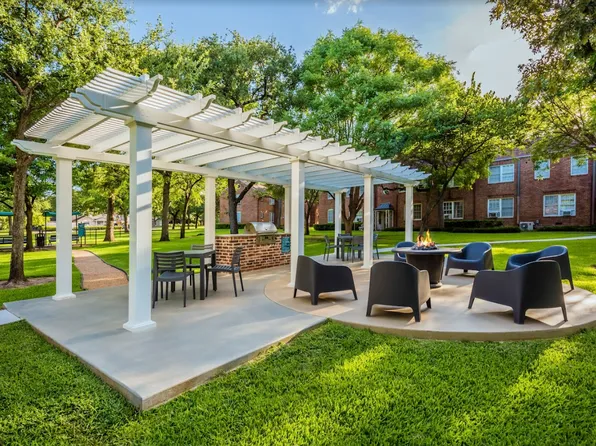 Crestwood Place Apartments