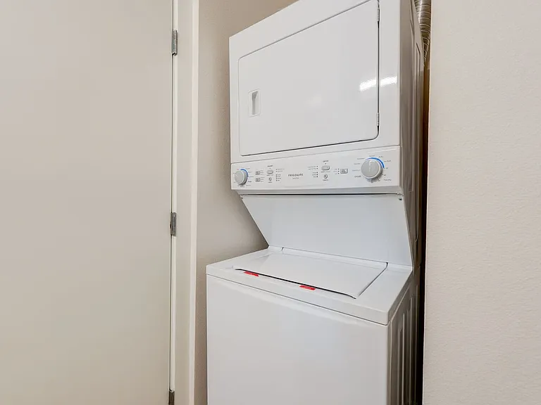 Vibrant Studio Apartment - Belmont St — Photo 25