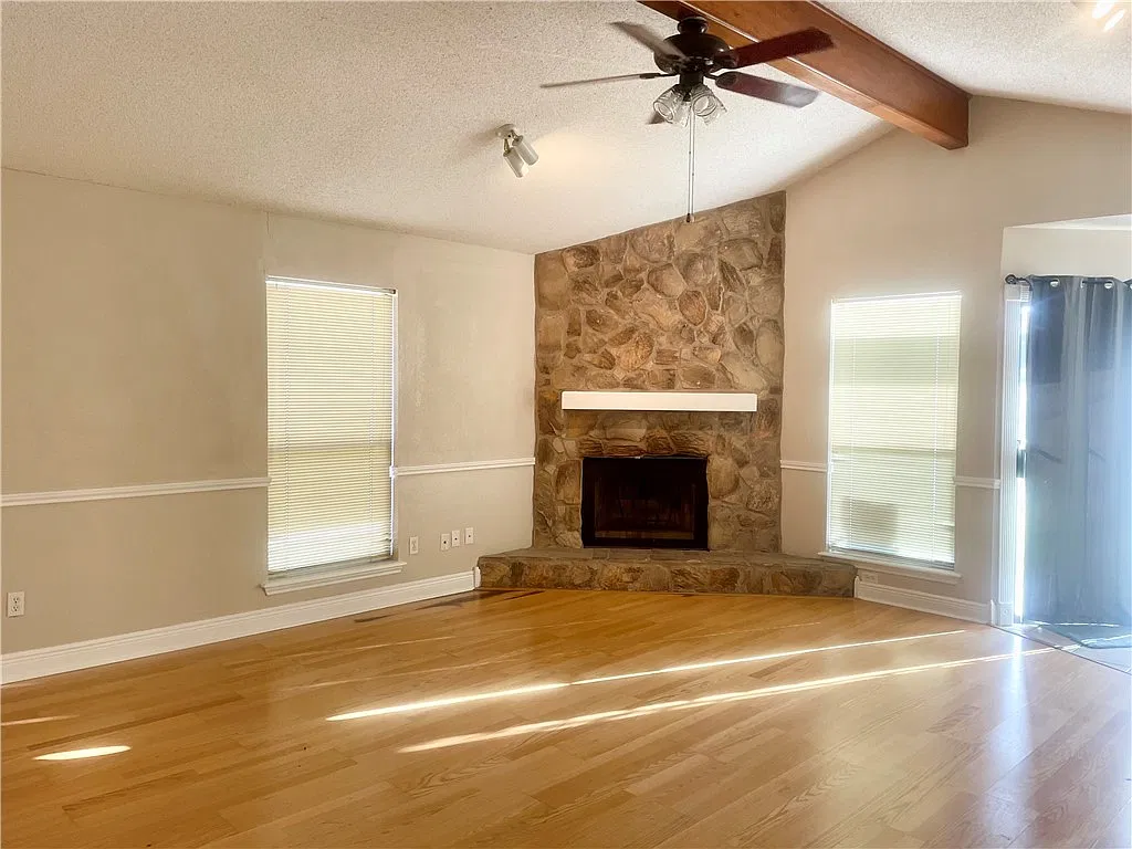 2 bed, 2.0 bath, 1341 sqft, $1,650 — Photo 2