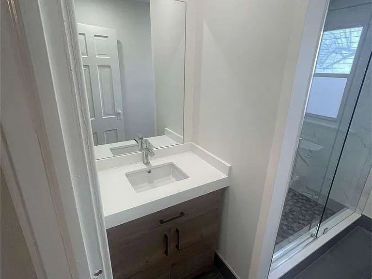 1083 Avenue Rd #4 — Photo 32