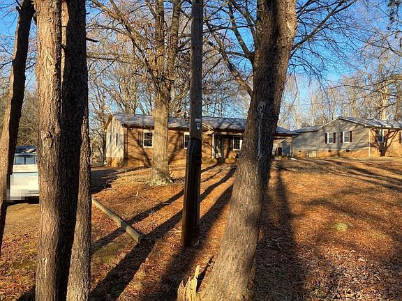3rd image of 1023 Hillcrest Dr